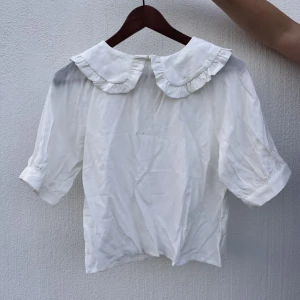 Preppy topp - Preppy topp med krage fram- och baktill