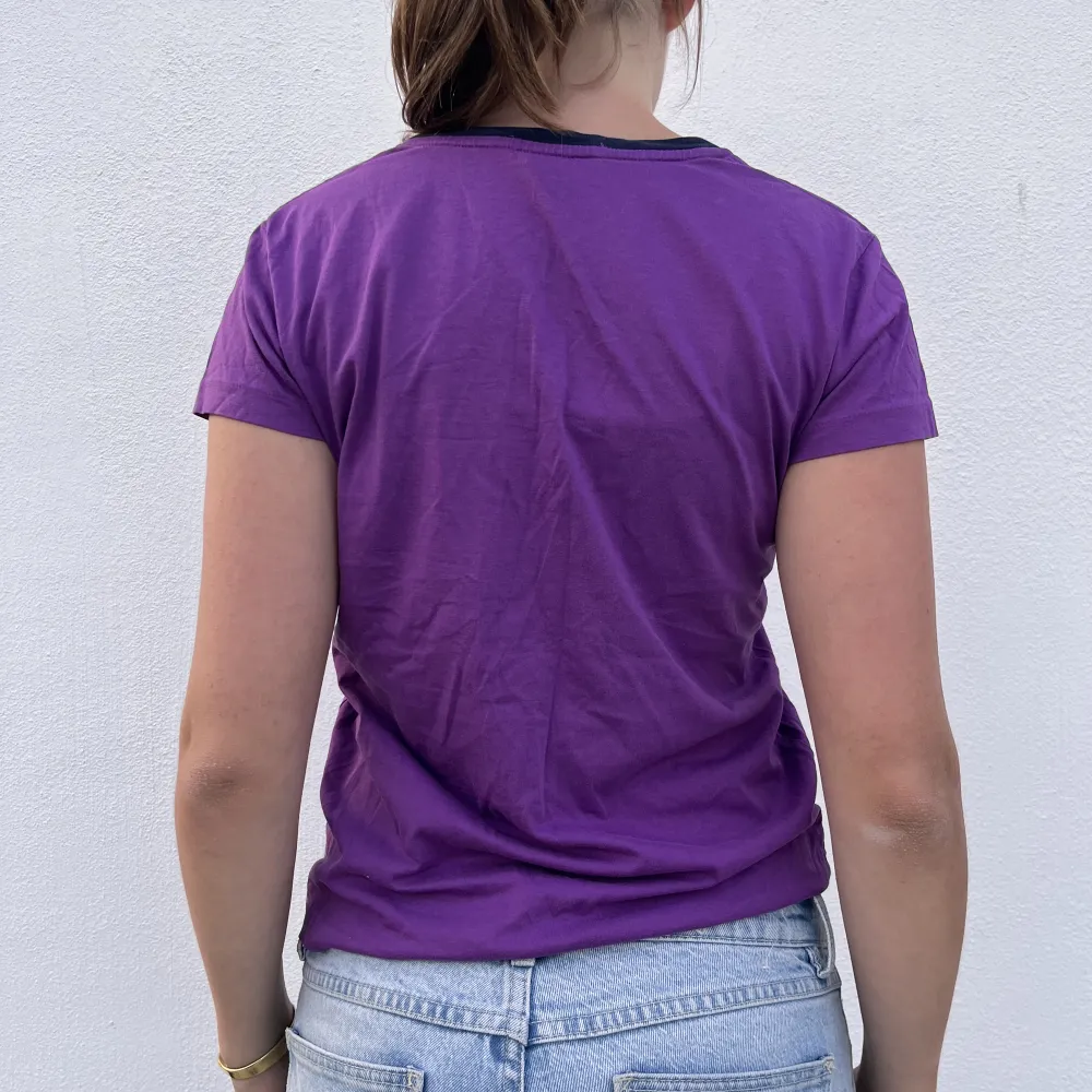 Snygg, stilren, lila T-Shirt från Ralph Lauren. T-shirts.