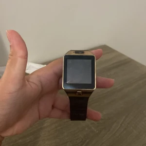 Smartklocka  - Säljer min pappas klocka som han har typ knappt änvänt men han sa att den funkar så himla bra! Inga laddare med BARA MÖTA UPP och inga skador 