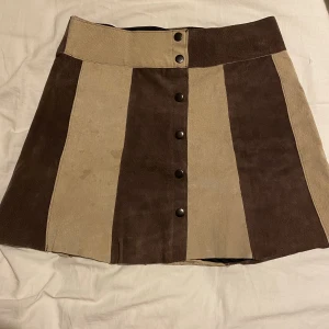 Retrokjol - Vintagekjol i läder. Lite fläckig på framsidan.