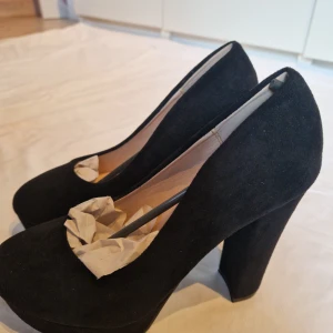 Snygga klackskor - Helt oanvända klackskor, står att det är storlek 38 men var för små för mig så är mer som 37!