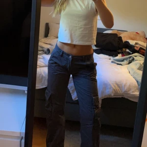 Cargo pants - Ett par cargo pants från Gina, mörkgråa skitsnygga lågmidjade, storlek 36. Knappt använda, nypris 500kr mitt pris 250+frakt, säljer pga kommer ej t användning 