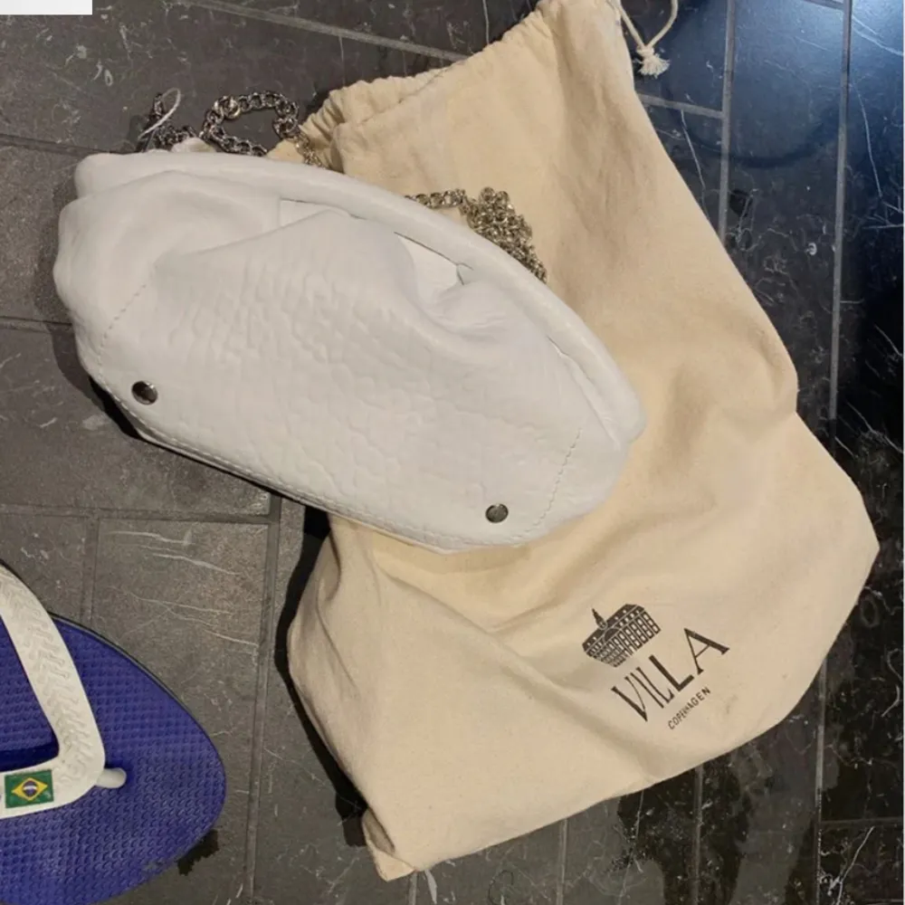 Säljer denna lilla vita nunoo väska då det inte gick att returnera. Helt ny med alla tags! 100% äkta läder. Köparen står för frakt . Väskor.