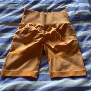 Shorts med scrunch  - Oanvända. Storlek M. Säljs för 100kr + frakt. 