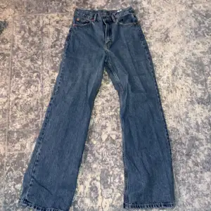 Higwaist jeans som är oversized. 