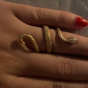 Orm ring  - Jätte cool guldig orm ring säljer då jag inte är en guldmänniska 