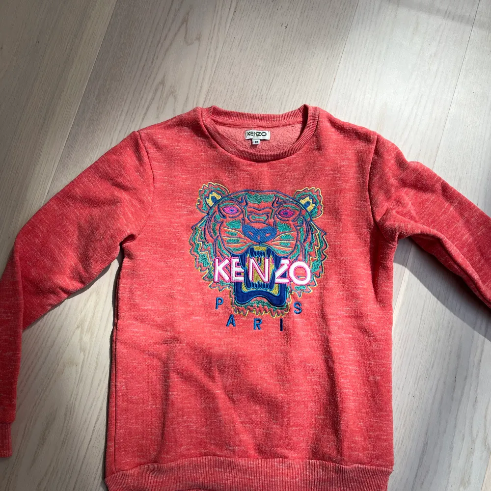 Säljer mina kenzo tröja! Tröjan är i storlek 12 (barn) men fungerar bra som en XS. Den är i fint skick! Säljer för 300 kr. . Hoodies.