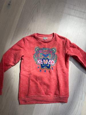 Säljer mina kenzo tröja! Tröjan är i storlek 12 (barn) men fungerar bra som en XS. Den är i fint skick! Säljer för 300 kr. 