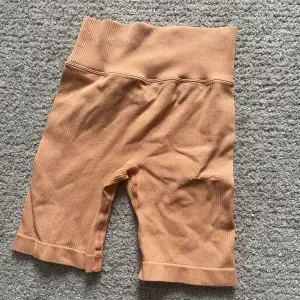 Orange tränings shorts kommer inte till användning 