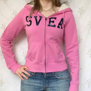 Rosa zipup hoodie från svea med fluffig luva! Lånade bilder av tjejen jag köpte från. Använd inte köp direkt.💞 