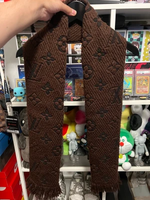 Louis Vuitton Scarf - Dubbelsidig med brun färg på bägge sidorna. 8/10 skick