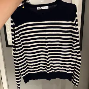Marinblå randig stickad tröja från Zara i storlek M. Sparsamt använd! Kan både posta och mötas upp och kan även skicka fler bilder om det önskas!💕