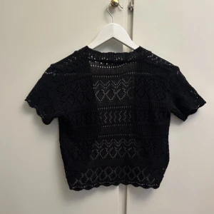 Stickad kofta   - Jättegullig stickad kofta i storlek XS💕 pris kan som alltid diskuteras:)