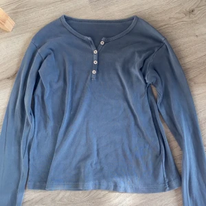 Tröja  - En tröja från brandy Melville, gulligt och använt ett fåtal gånger😇