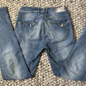 Jättefina jeans i storleken 30, knappt använda🤍🤍 
