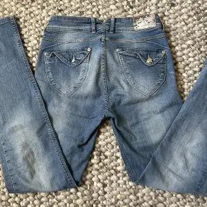 Jättefina jeans i storleken 30, knappt använda🤍🤍 