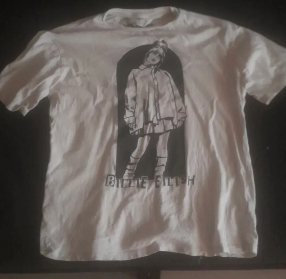 Billie Eilish T-shirt som är från hm och man kan se igenom ryggen om man inte har linne eller nåt under. T-shirts.