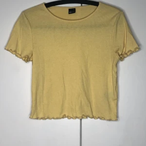 Gul crop topp - - Mycket bra skick, knappt använd