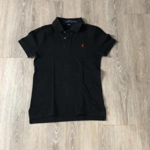 Polo Ralph lauren - Säljer min piké för att den är för liten väldigt bra skick. Väldigt skön och snygg. Ställ gärna frågor 