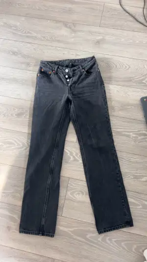 Svarta jeans från weekday i modellen pin. Använda men fortfarande fina.