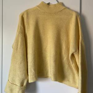 Riktigt fin gul stickad tröja från Mango. Har använt den en hel del då jag tycker den är så fin, men den är fortfarande i mycket bra skick! Fin när man vill ha en liten färgklick✨