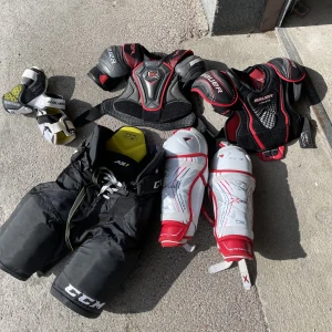 Hockey utrustning  - Säljer min gamla hockey utrustning. Byxor: 200kr bra skick Benskydd: 200kr mycket bra skick Armbågsskydd: 150: mycket bra skick Axelskydd till vänster: 300kr ny skick Axelskydd till höger: 200 mycket bra skick Skriv för mer frågor om storlek osv:)