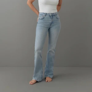 Jeans - Ljusblåa bootcut jeans från Gina tricot, nypris 499kr