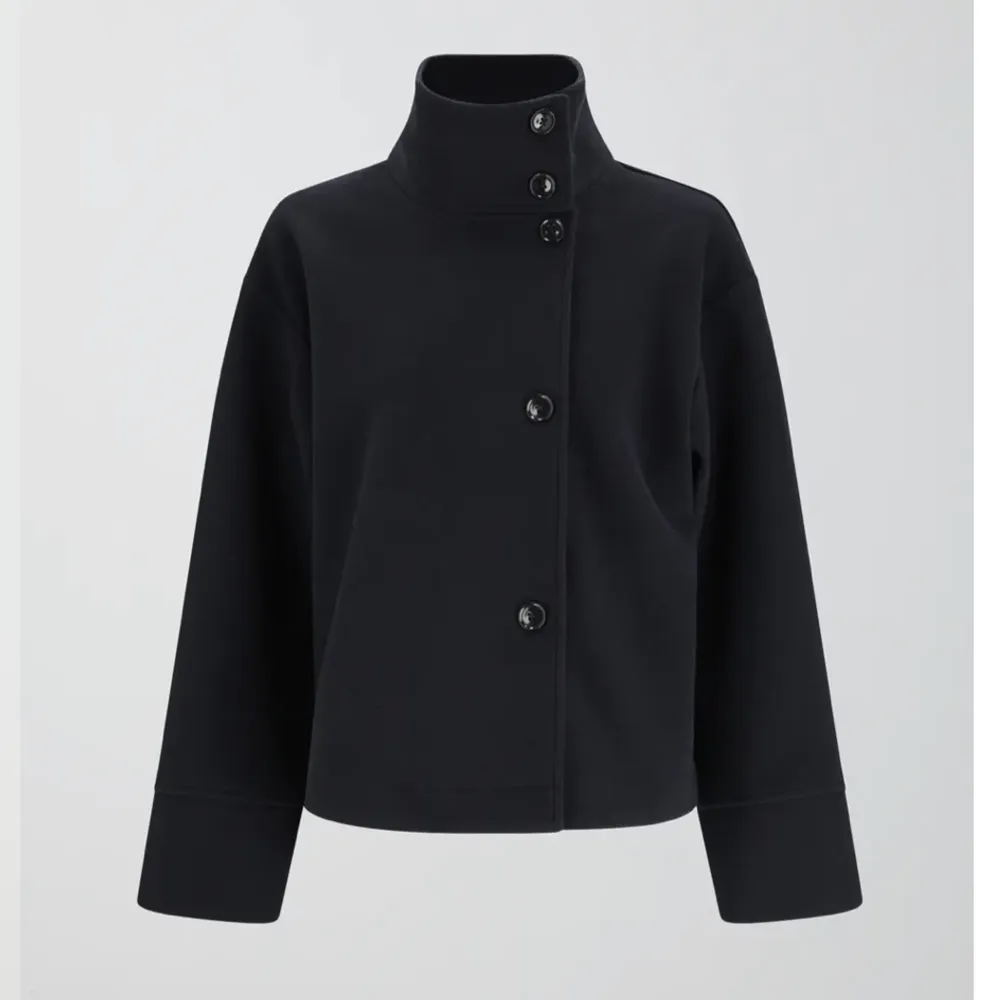 Mörkblå kappa från Gina i stl S, aldrig använd, köp direkt för 500kr plus frakt, skriv privat för frågor !❤️. Jackor.