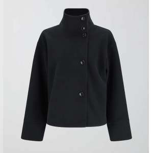 Mörkblå kappa från Gina i stl S, aldrig använd, köp direkt för 500kr plus frakt, skriv privat för frågor !❤️