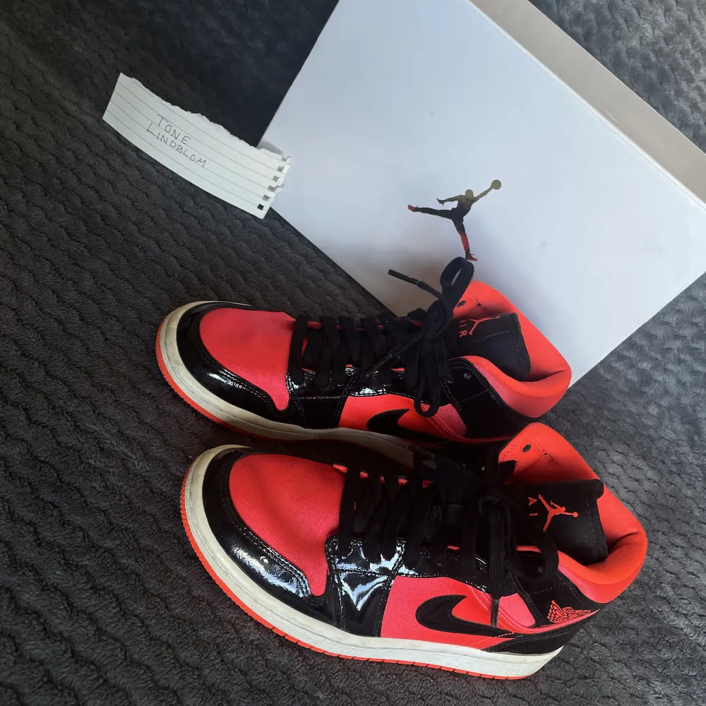 Supersnygga Jordan 1 mid i Bright Crimson/ black ”Hot Punch” i storlek 38!  Använda men i väldigt fint skick och minimalt slitage!  Djur finns i hemmet, köparen står för frakt!!. Skor.