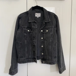 Jeansjacka - Grå/svart jeansjacka från NA-KD. Storlek 36