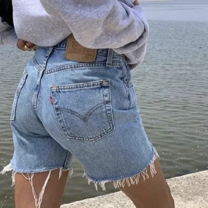 jeansshorts  - Vintage Levis jeansshorts, lite slitna längst ned men det går att fixa till om man inte gillar den stilen (: jag brukar ha S i byxor vanligtvis. Första bilden är lånad men illustrerar hur shortsen sitter på (: