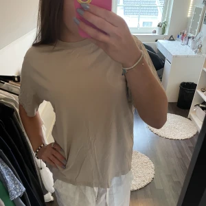 Beige tshirt - En vanlig beige oversized tshirt i strl M. Säljer för 50 kr + frakt. Hör av er vid frågor eller mer bilder.