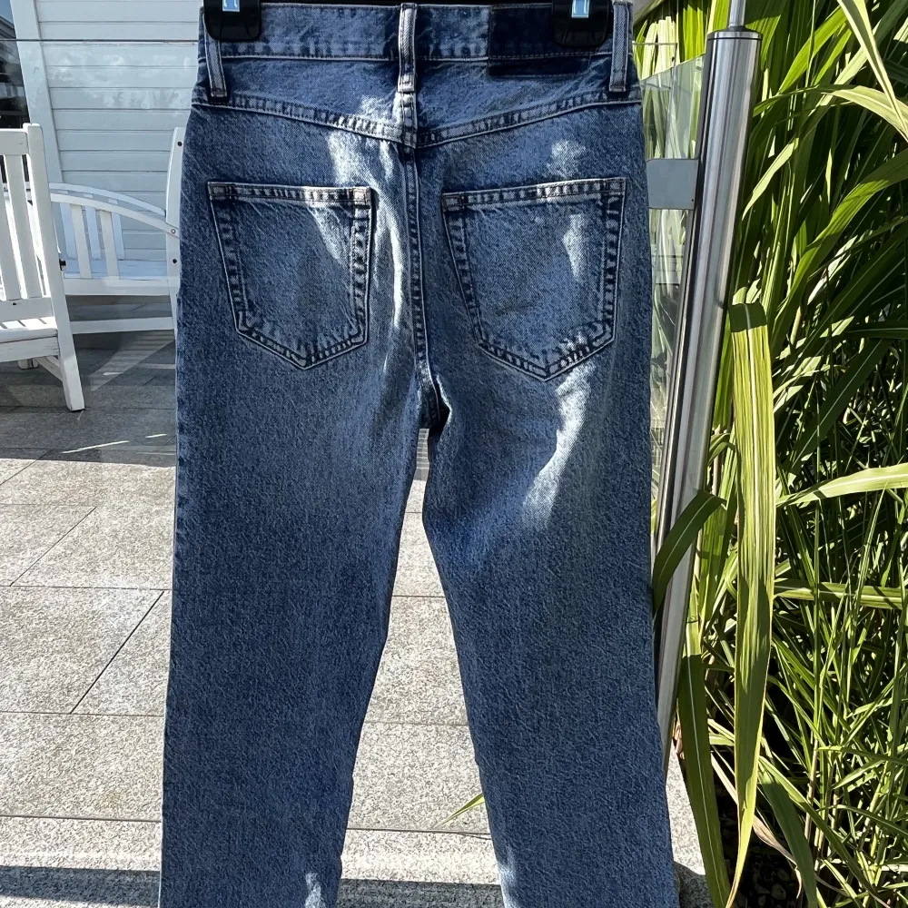 Mid waist raka jeans från only. Använda ett par gånger men inga defekter🩷. Jeans & Byxor.