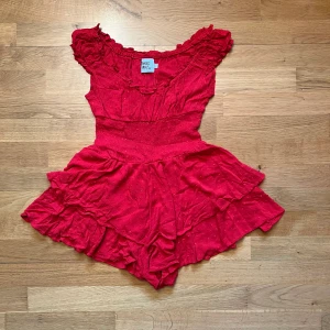 röd playsuit från prinsess polly - jättefin röd playsuit från princess polly! säljer även en grön i samma modell på min profil!