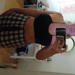 Svart halterneck  - Säljer svart halterneck på grund av att den är för liten.