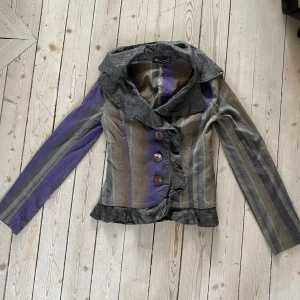 Superfin skjorta  - Skjorta i tjockare material så basically en blus. Vill inte sälja men för liten för mig ( så troligtvist en XS irl lol)