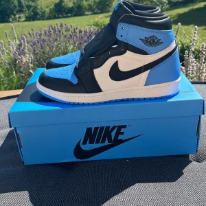 Air Jordan 1 retro high og - Ett par Jordan 1 university blue toe i storlek 42 deadstock. Kommer med extra snören.  Priset går att ändra på lite 