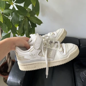 Adidas low forum  - Adidas low forum fräscha behöver kanske putsas lite storlek 36 tror dom här är svår att hitta 
