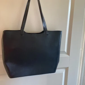 väska  - Snygg väska från Åhléns!! Fint skick!!