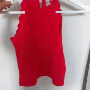 Röd topp - En jättefin röd topp från hm divided som tyvärr är för liten för mig