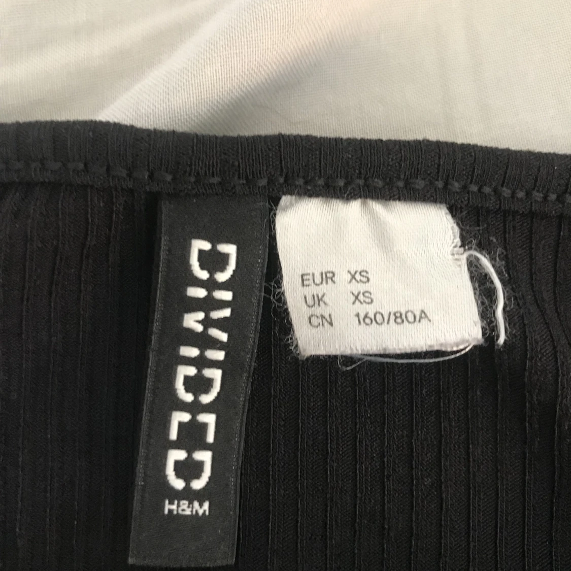 Svart tajt t-shirt med snöre  - 91