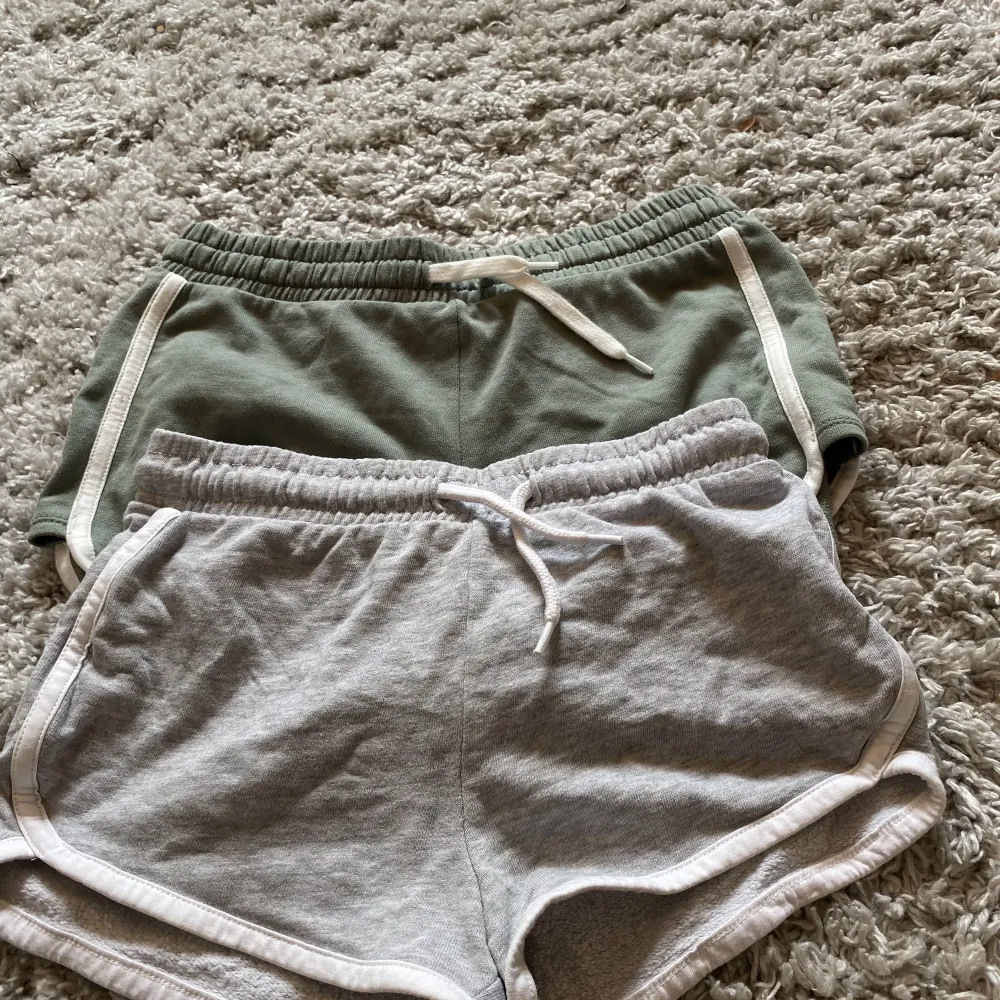 Ett pack med 2 shorts 1 grå 1 grön,  Man kan välja att köpa en men då får ni skriva till mig och göra ett prisförslag . Shorts.