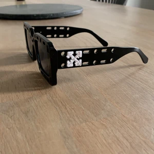 Off white solglasögon - Ett par feta off white solglasögon. 10/10 skick nästan oanvända. Skriv för frågor eller fler bilder. Säljer billigt pga inget kvitto.