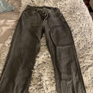Weekday jeans - Säljer nu mina jätte snygga mid rise weekday jeans då dom inte längre kommer till någon användning. De är i storlek 28 och är lite långa för mig som är runt 157. Använda fåtal gånger