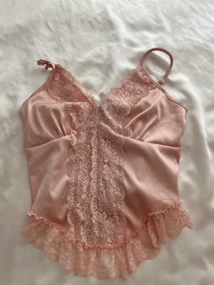 Coquette korsett topp  i satin och spets - Så fin men för stor för. Har XS och denna känns mer som en S. Resår där bak så sitter åt men utan att vara obekväm som en korsett