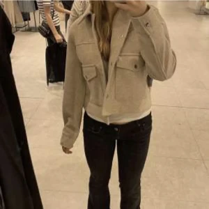 Zara jacka - (Lånad bild) säljer min super fina höst jacka från zara🤩 knappt använd eftersom ja inte tyckte den passa mig riktigt 😕💕 