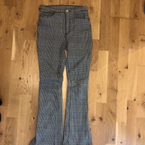  randiga  byxor🤍🖤 - Barn byksor. Vill sälja SNABBT💗 du betalar frakt🧸 kontakt mig innna du köper