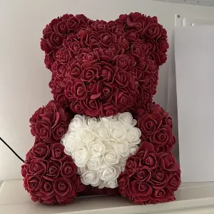 Nallebjörn av konstgjorda rosor Ca. 40 cm på höjden 