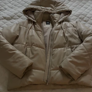 Tjock jacka  - En as snygg och varm jacka som jag inte har nytta av längre, är använd fåtal gånger och skicket är som nytt. Storlek xs från Zara (nypris 900)